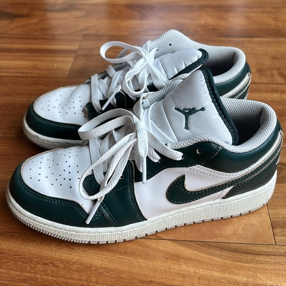Green and white Air Jordans - Picture 4 of 9